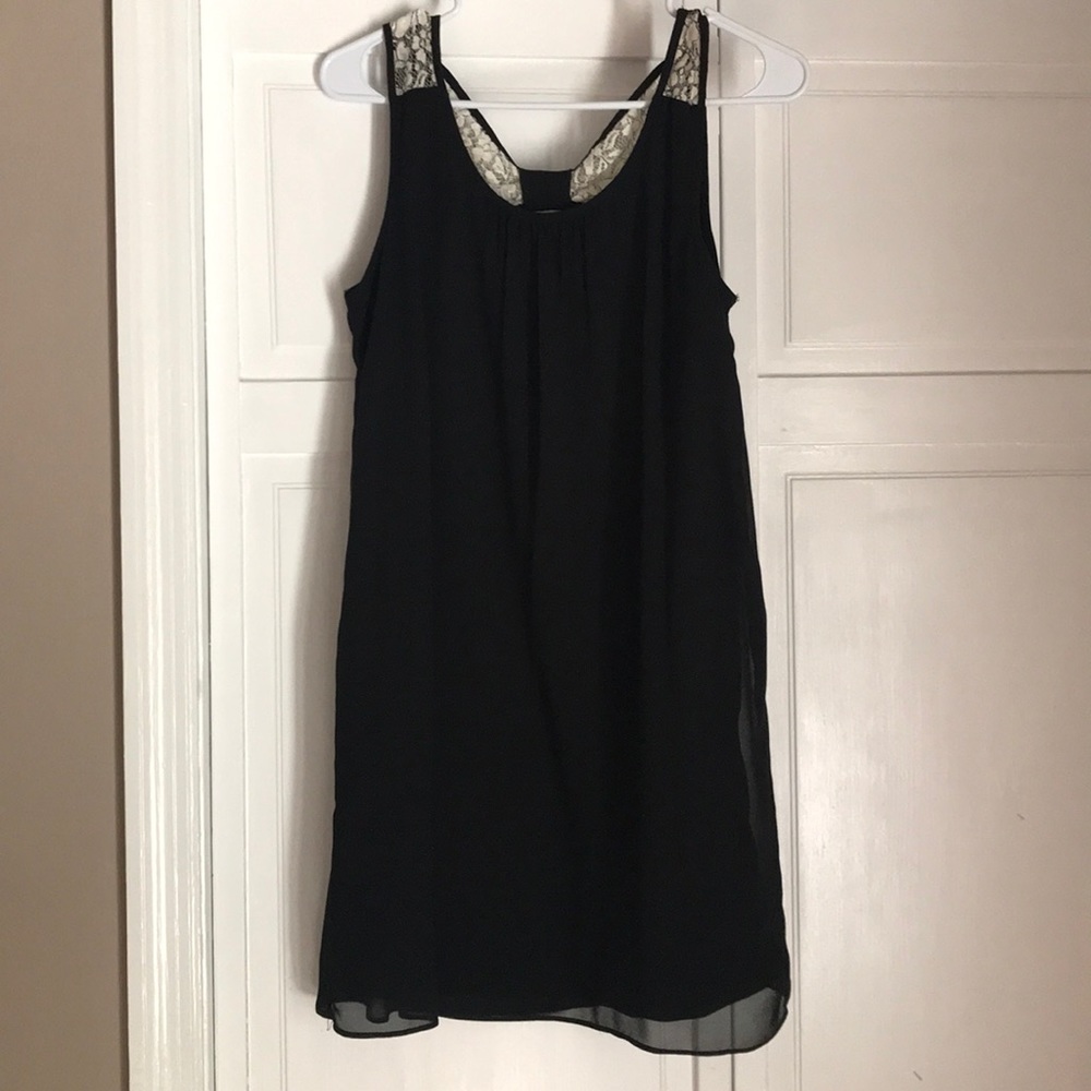 Dress w/ lace accent
